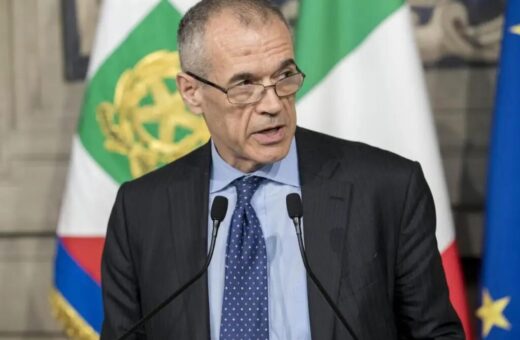 Carlo Cottarelli durante una conferenza