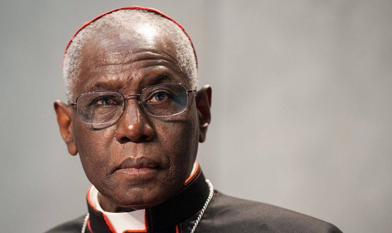Cardinale Robert Sarah durante la conferenza