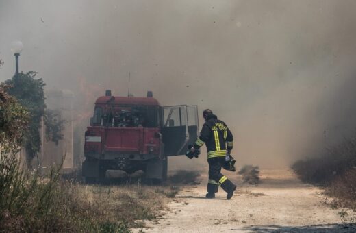 Incendio isola ecologica Novate Milanese