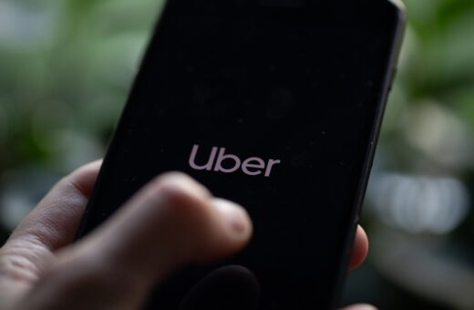 Logo di Uber con sfondo urbano