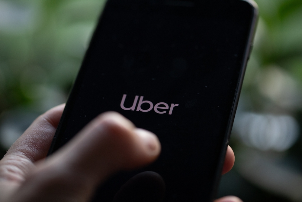 Logo di Uber con sfondo urbano