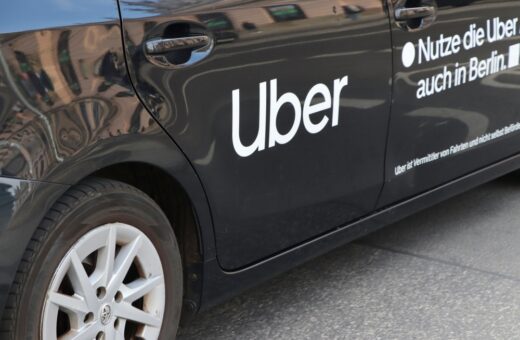 Dibattito sui robotaxi tra Uber e Waymo