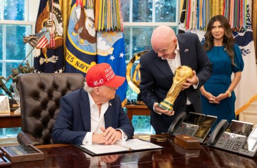 Eurodeputati avviano raccolta firme per indagine FIFA