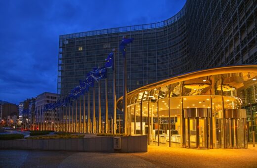 Commissione Ue e accesso dei giovani alle reti sociali
