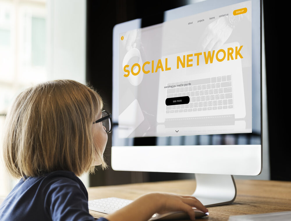 Rappresentazione grafica delle restrizioni sui social media per minori