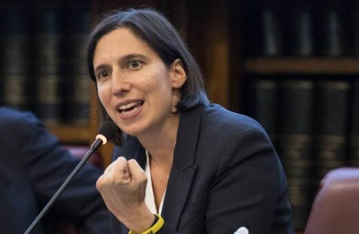 Elly Schlein durante un incontro politico
