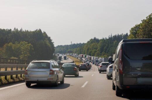 Traffico intenso in autostrada durante l'esodo estivo