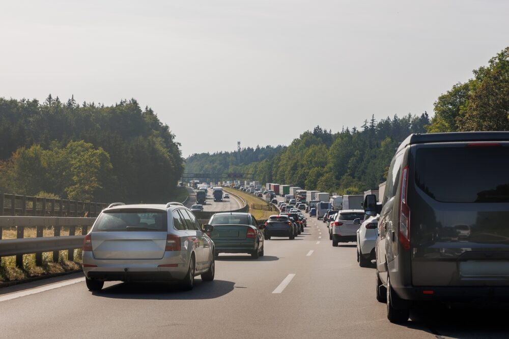 Traffico intenso in autostrada durante l'esodo estivo