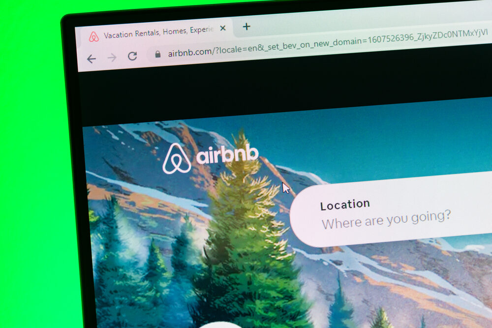Aggiornamento Airbnb con ricerca AI e funzioni social