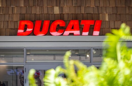 Logo Ducati su una moto in esposizione