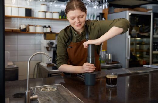 AeroPress Premium Walnut Brewer e Macinacaffè Manuale