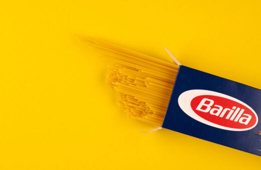 Dipendenti Barilla durante la pulizia del torrente Parma